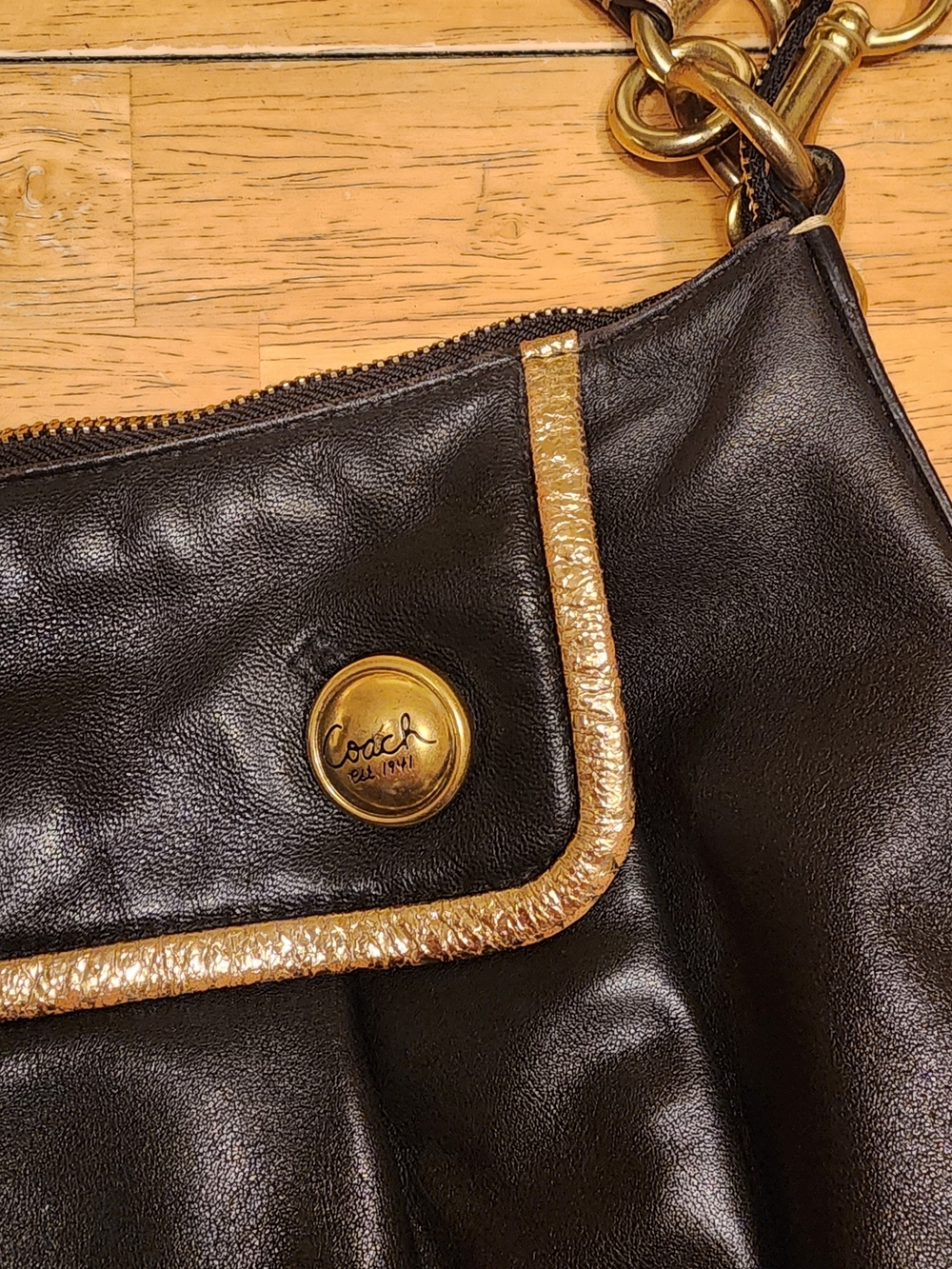 Coach Poppy two-way leather crossbody bag featuring gold-tone hardware - Picture 6 of 16